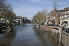909607 Gezicht op de Stadsbuitengracht te Utrecht, vanaf de Zandbrug, met rechts de Weerdbrug en de Bemuurde Weerd O.Z. ...